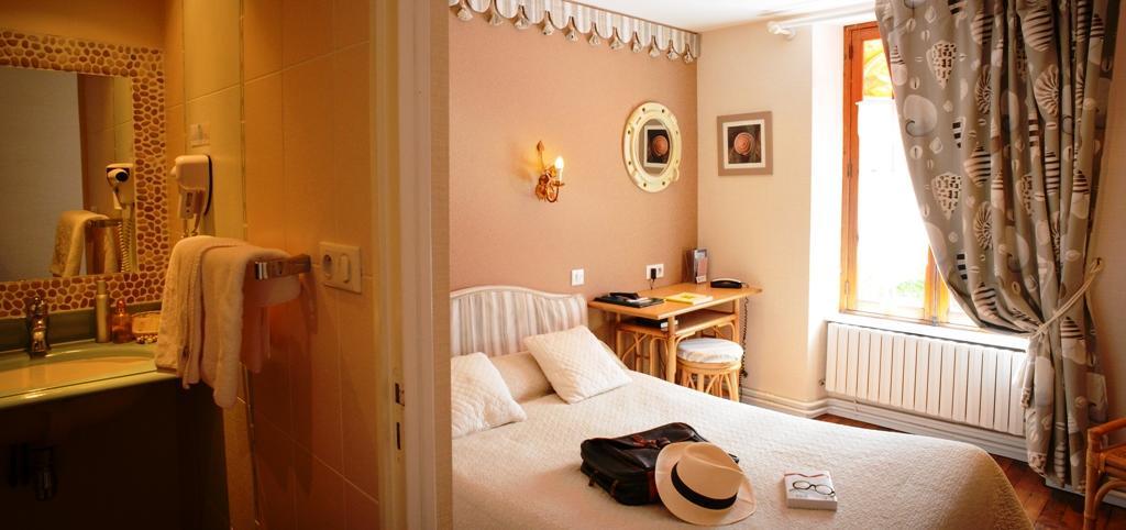Logis Hotel Les Fuchsias Saint-Vaast-la-Hougue Bagian luar foto