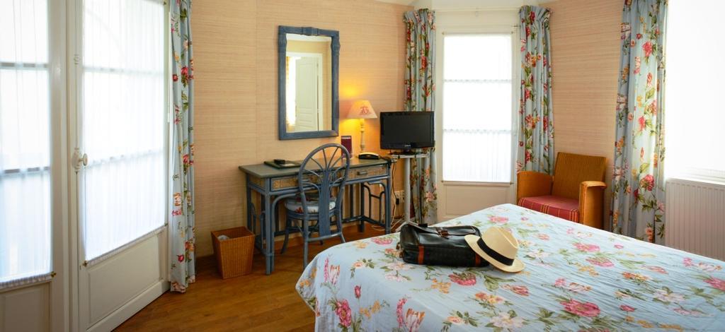 Logis Hotel Les Fuchsias Saint-Vaast-la-Hougue Bagian luar foto
