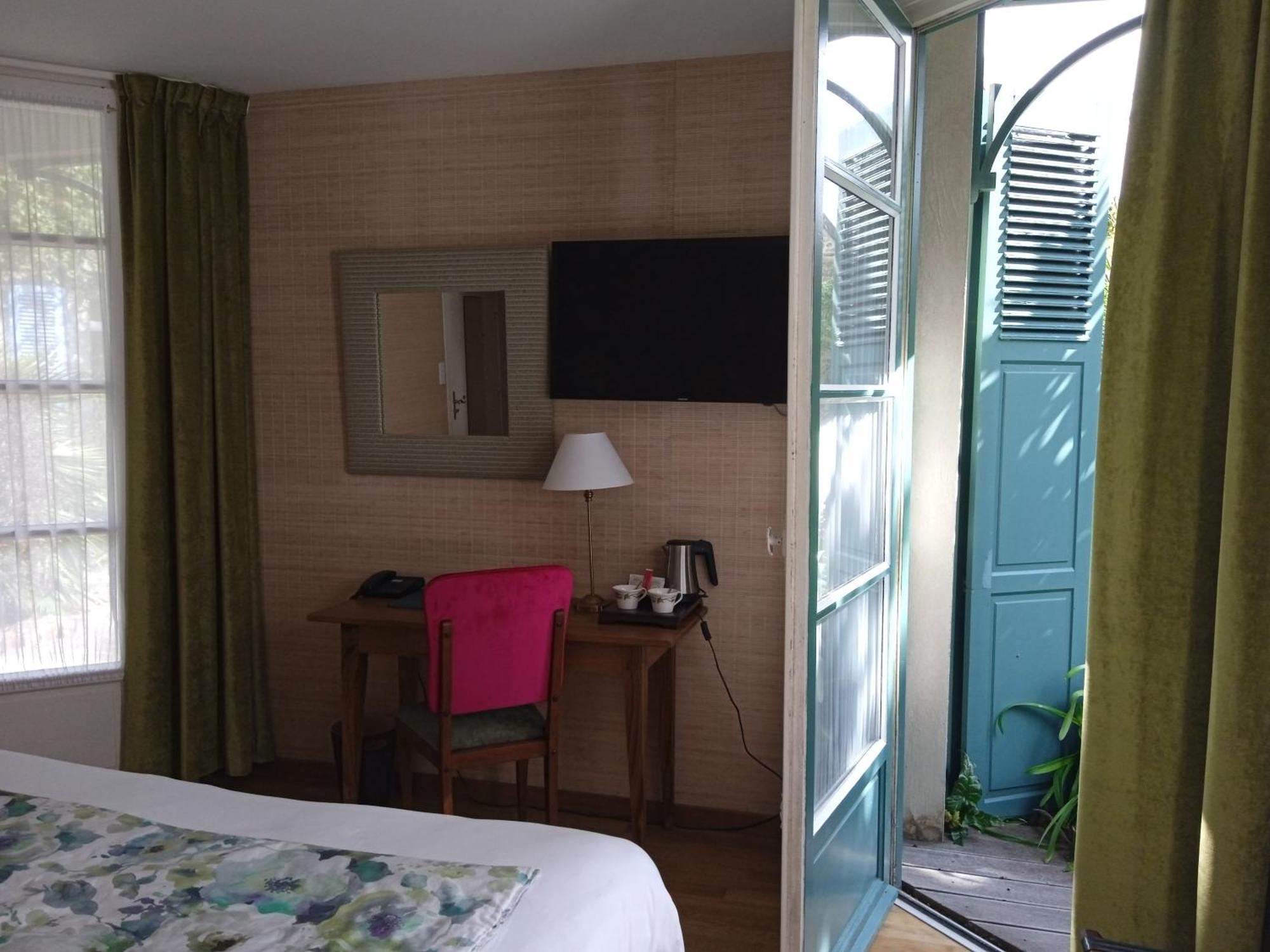 Logis Hotel Les Fuchsias Saint-Vaast-la-Hougue Bagian luar foto