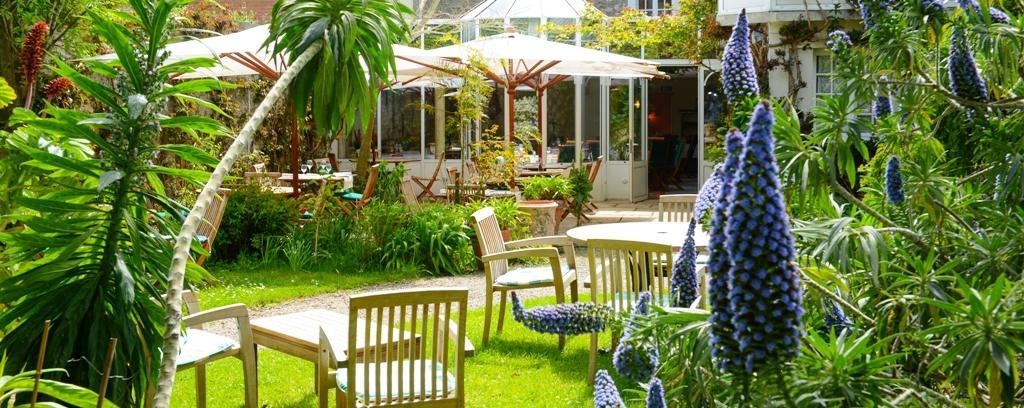 Logis Hotel Les Fuchsias Saint-Vaast-la-Hougue Bagian luar foto