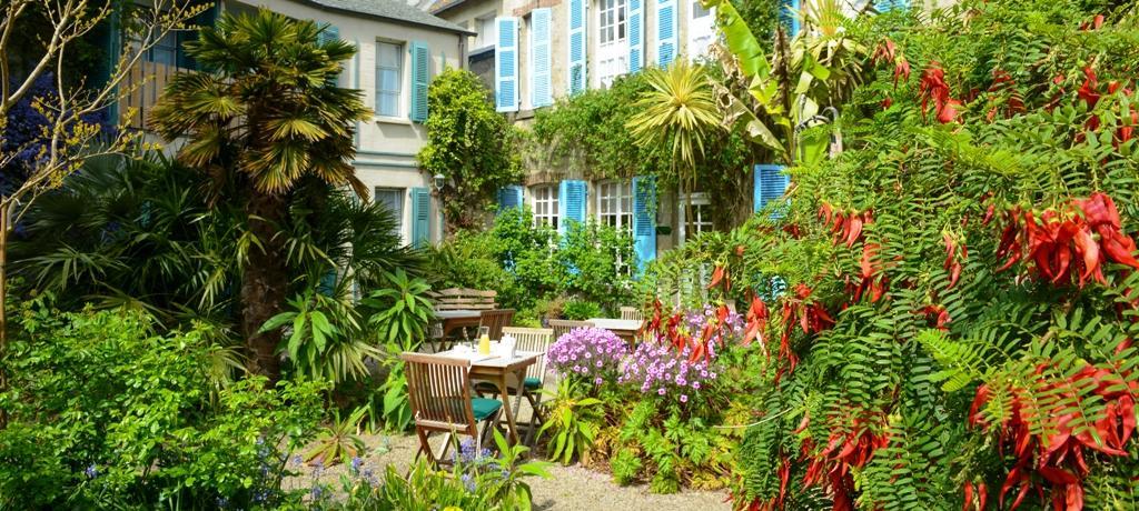 Logis Hotel Les Fuchsias Saint-Vaast-la-Hougue Bagian luar foto