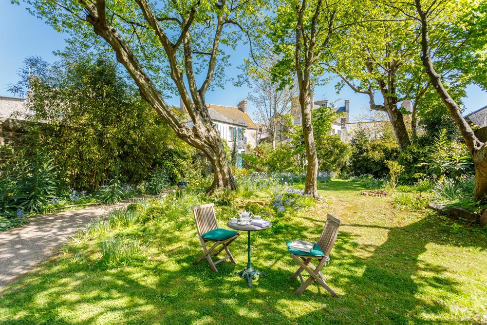Logis Hotel Les Fuchsias Saint-Vaast-la-Hougue Bagian luar foto