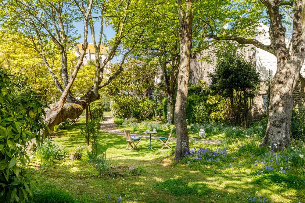 Logis Hotel Les Fuchsias Saint-Vaast-la-Hougue Bagian luar foto