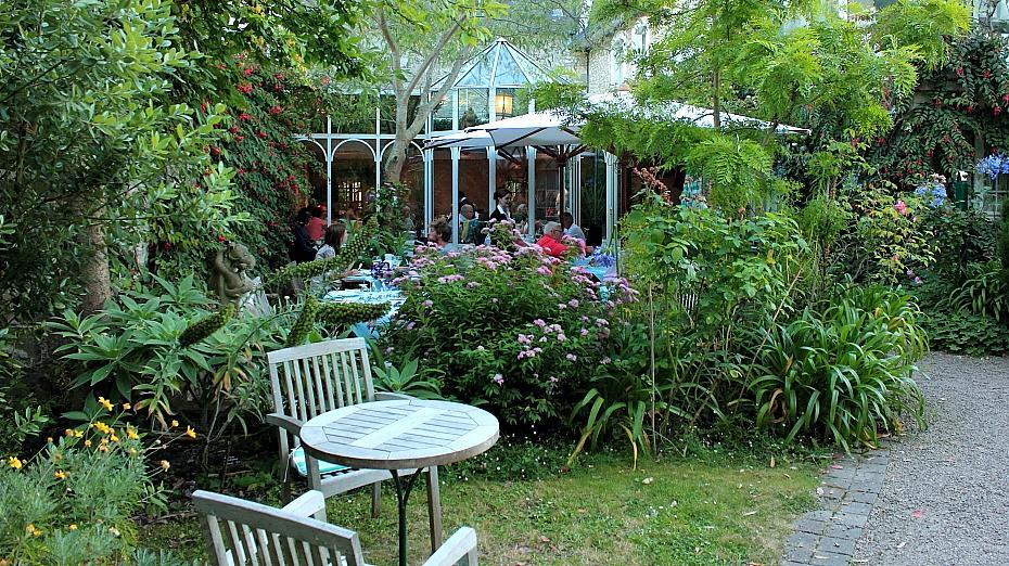 Logis Hotel Les Fuchsias Saint-Vaast-la-Hougue Bagian luar foto