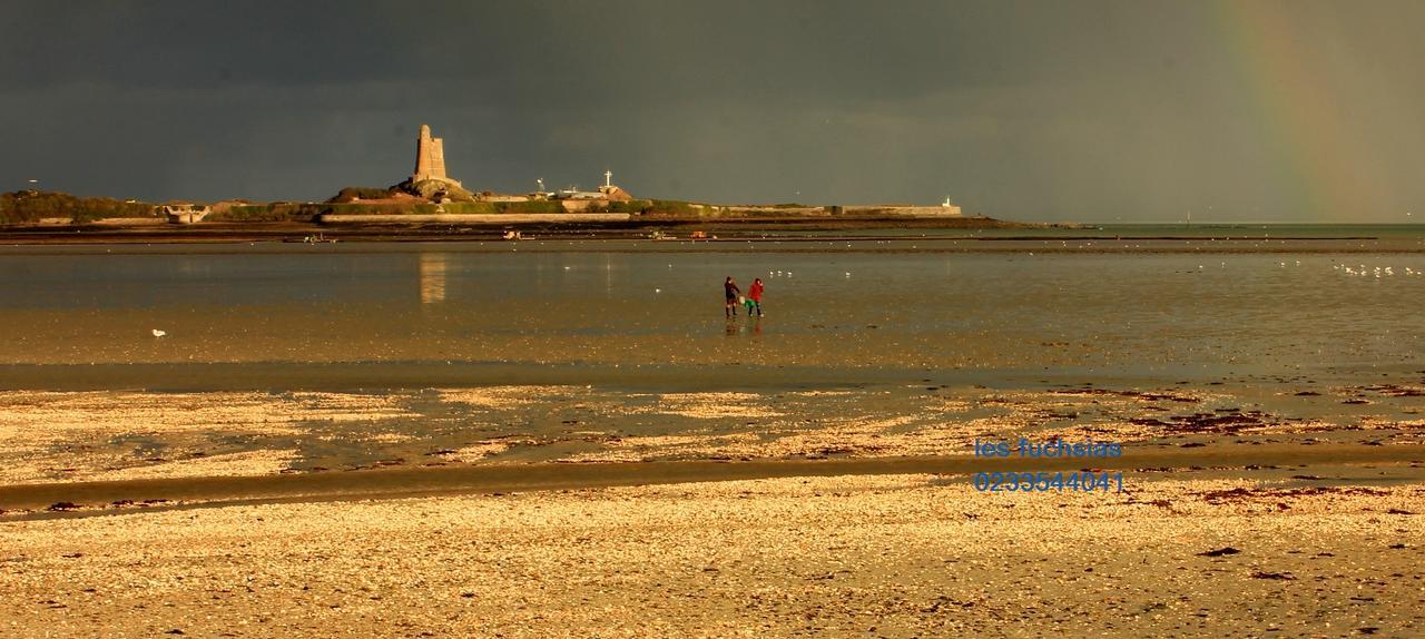 Logis Hotel Les Fuchsias Saint-Vaast-la-Hougue Bagian luar foto